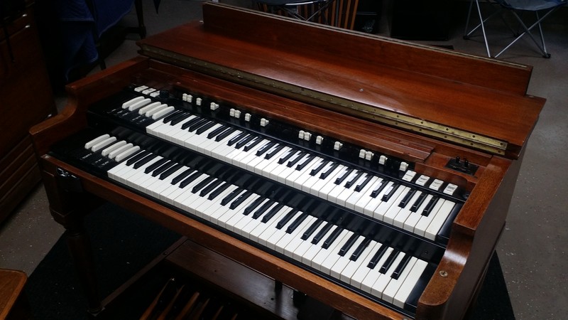 NEW ARRIVAL!  Vntage Hammond B3 Organ In Good Shape & Leslie Speaker Pkge. Light Scratches & Patina On Console. B3 Plays & Sounds Great! Will Sell Fast-Affordable Pkge & Available